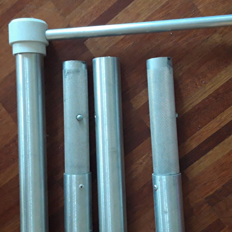 Maszt aluminiowy z windtrackerem o wys. 550 cm, średnica masztu 5 cm.