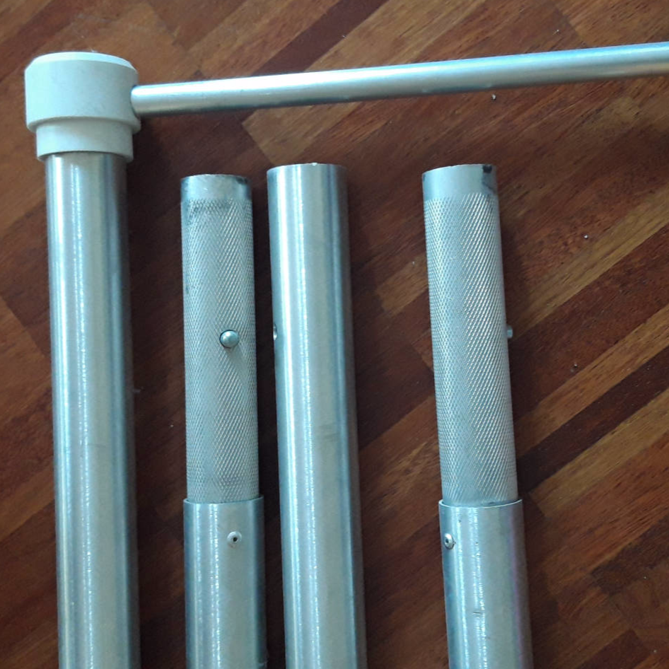 Maszt aluminiowy z windtrackerem o wys. 550 cm, średnica masztu 5 cm.