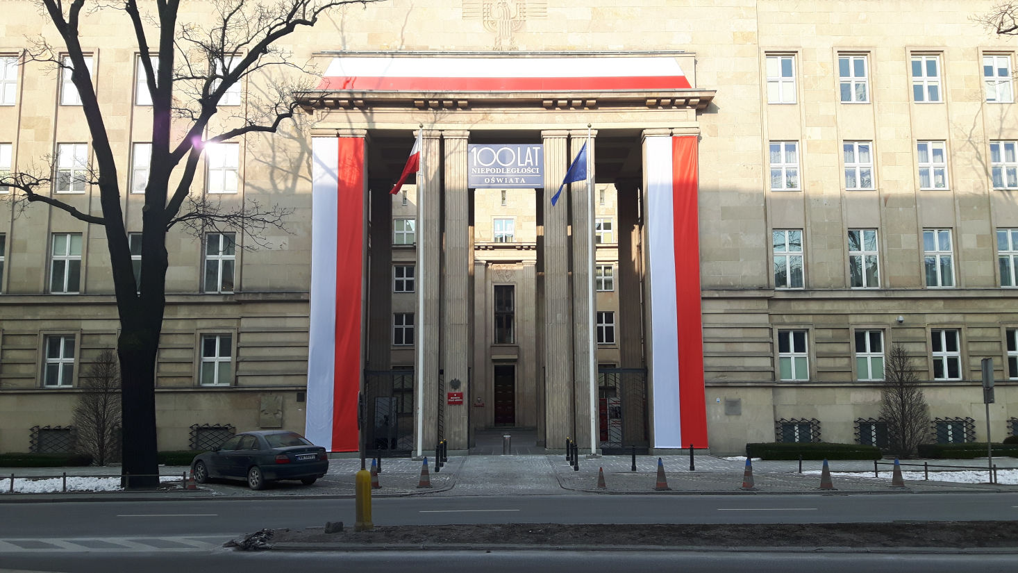 Warszawa - dekoracja wykonana z flag na 100-lecie Niepodległości