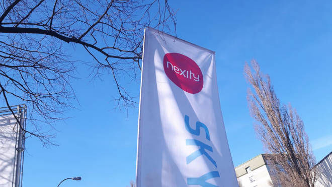 Winder Prostokątny posiada maszt wygięty pod kontrm prostym.